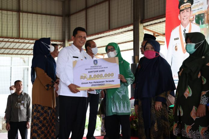 Gubernur Kepulauan Riau H. Ansar Ahmad kembali menyerahkan bantuan insentif untuk Rukun Tetangga (RT) dan Rukun Warga (RW) f,ist