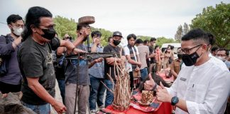 Kunjungi Samosir, Menparekraf Dorong Masyarakat Desa Situngkir Kreatif Kembangkan Ekraf Kriya Menteri Pariwisata dan Ekonomi Kreatif/Kepala Badan Pariwisata dan Ekonomi Kreatif (Menparekraf/Kabaparekraf), Sandiaga Salahuddin Uno mendorong masyarakat Desa Situngkir, Samosir, Sumatra Utara (Sumut) untuk mengoptimalkan sektor pariwisata dan ekonomi kreatif khususnya kriya f,ist