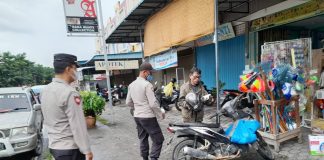 Cegah Penyebaran Covid-19, Polsek Tanjungpinang Timur Laksanakan Himbauan di Pasar Polsek Tanjungpinang Timur melaksanakan patroli jalan kaki di wilayah Pasar Bintan Center, Selasa (26/07), F,ist