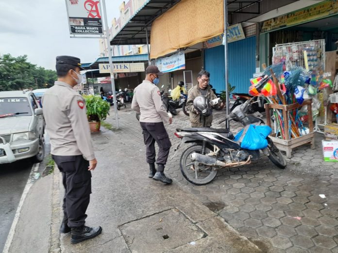 Polsek Tanjungpinang Timur melaksanakan patroli jalan kaki di wilayah Pasar Bintan Center, Selasa (26/07), F,ist