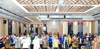 Gubernur Ansar Harap Perempuan Kepri Bisa Penuhi Keterwakilan 30 Persen di Parlemen Gubernur Ansar membuka acara Sosialisasi Peningkatan Kapasitas Politik Kaum Perempuan Provinsi Kepri di Baverly Hotel Kota Batam, Kamis (21/7) F,ist