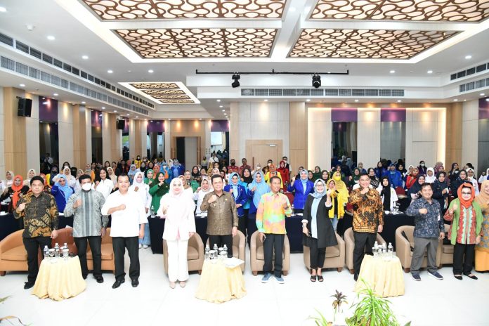 Gubernur Ansar membuka acara Sosialisasi Peningkatan Kapasitas Politik Kaum Perempuan Provinsi Kepri di Baverly Hotel Kota Batam, Kamis (21/7) F,ist