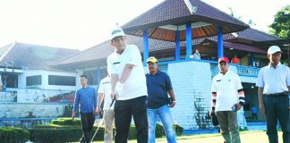 Buka Turnamen Golf Gubernur Cup 2022, Ansar Inginkan Olahraga Golf Jadi Penunjang Sektor Wisata Gubernur Kepri Ansar Ahmad membuka secara resmi Turnamen Golf Gubernur Cup Tahun 2022 di Lapangan Golf Tering Bay, Nongsa, Batam, Jumat (01/07)