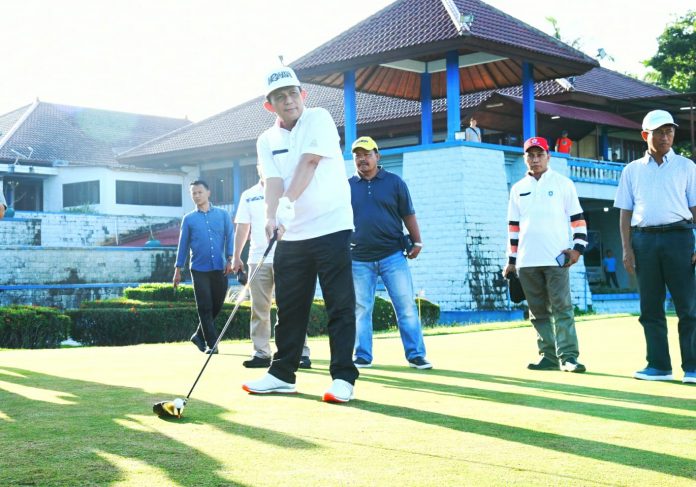 Gubernur Kepri Ansar Ahmad membuka secara resmi Turnamen Golf Gubernur Cup Tahun 2022 di Lapangan Golf Tering Bay, Nongsa,  Batam, Jumat (01/07)