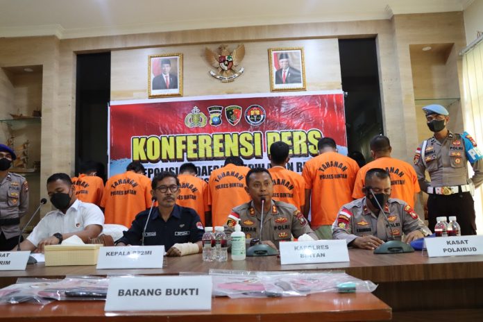 Kapolres Bintan AKBP Tidar Wulung Dahono menggelar konferensi pers bersama Satreskrim Polres Bintan dengan Satpolairud Polres Bintan, terkait pengungkapan PMI ilegal, Rabu (06/07) F, humas Polres Bintan.