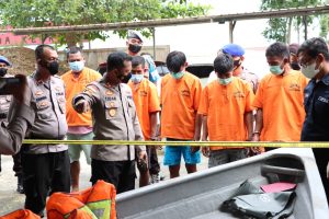 Kapolres Bintan bersama 7 tersangka menunjukkan barang bukti berupa 1 (satu) unit mobil Brio warna silver, 1 (satu) unit mobil Proton Exora warna ungu, 1 (satu) unit kapal Speed Fiber warna abu - abu beserta mesin 40 PK merk Yamaha F, humas Polres Bintan
