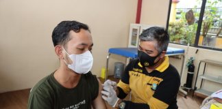 Vaksin Booster Jadi Syarat Mobilitas, Polresta Tanjungpinang Terus Gencarkan Vaksinasi Warga Tanjungpinang saat mengikuti vaksinasi di Polresta Tanjungpinang F, ist