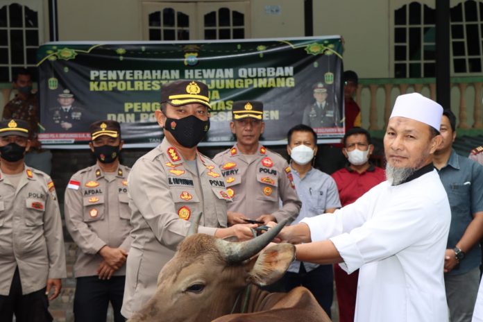 Kapolresta Tanjungpinang Kombes Pol. H. Ompusunggu, menyerahkan secara simbolis empat ekor sapi sebagai hewan kurban kepada perwakilan pengurus masjid dan pondok pesantren diwilayah kota Tanjungpinang, Jumat (08/07) F, ist