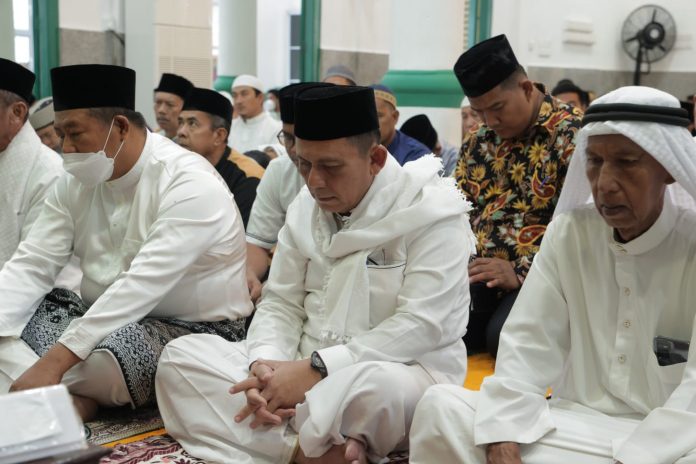 Gubernur Ansar Khatib Idul Adha di Masjid Jami'Baiturrahim Tarempa F, ist