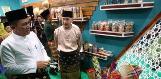 Gubernur Ansar “Makanan Olahan Asli Kepri Harus Menjadi Oleh-Oleh Khas Wisatawan ke Kepri” Gubernur Kepulauan Riau H. Ansar Ahmad mengunjungi bazar MTQ F, ist