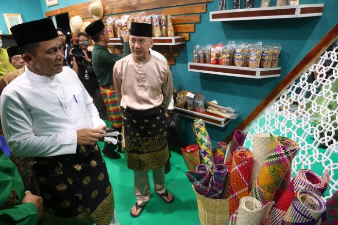 Gubernur Kepulauan Riau H. Ansar Ahmad mengunjungi bazar MTQ F, ist
