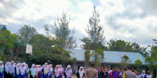 Polsek Teluk Bintan Polres Bintan Memberikan Pembelajaran Baris-Berbaris (PBB) Kepada Siswa SLTA 1 Teluk Bintan Personil Polsek Teluk Bintan memberikan pembelajaran Baris berbaris atau biasa disebut dengan PBB pada Kamis (14/7) F, ist