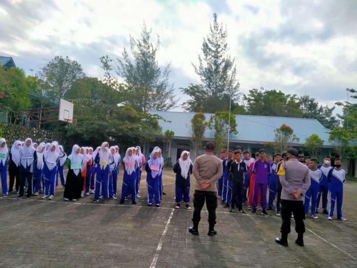 Personil Polsek Teluk Bintan memberikan pembelajaran Baris berbaris atau biasa disebut dengan PBB pada Kamis (14/7) F, ist