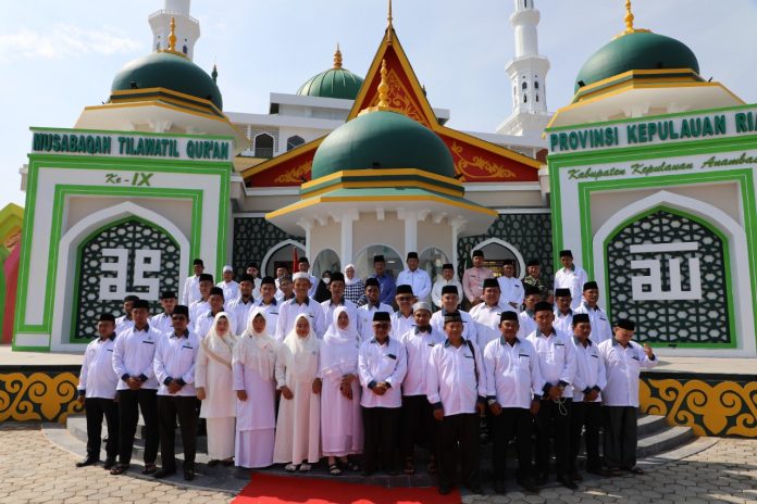 Haji Muhammad Rudi foto bersama warga Anambas di depan masjid Anambas F, ist