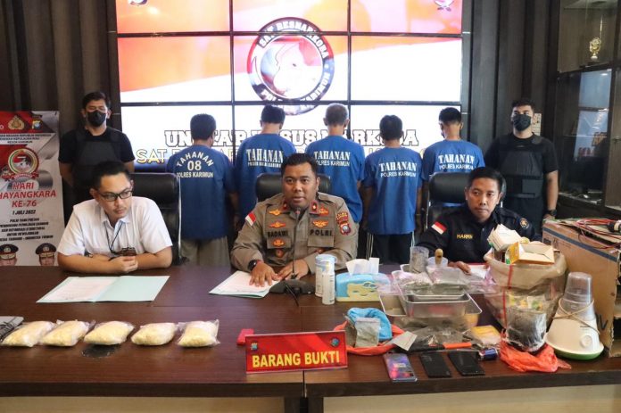 Wakapolres Karimun Kompol Syaiful Badawi, saat menggelar konferensi pers di lobi Polres Karimun terkait pengungkapan narkoba jenis ekstasi, Jumat (22/7) F, ist.