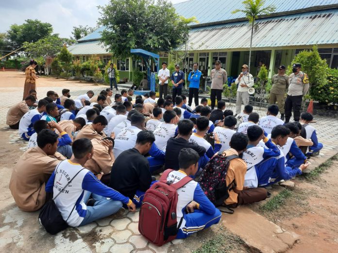 Kapolres Karimun AKBP Tony Pantano, langsung meminta Kapolsek Tebing Polres Karimun AKP Brasta Pratama Putra menggelar pertemuan dengan Sat Pol PP Karimun bersama pihak sekolah SMK N 1 Karimun terkait beredarnya video perkelahian siswa SMK N 1 Karimun F, ist