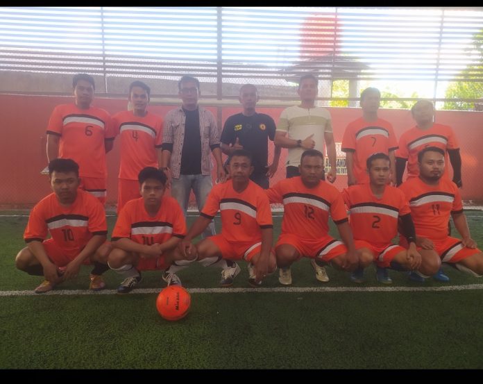 Tim futsal Parsahutaon Marsihaholongan Bintan Center foto bersama sebelum pertandingan F, Rinto