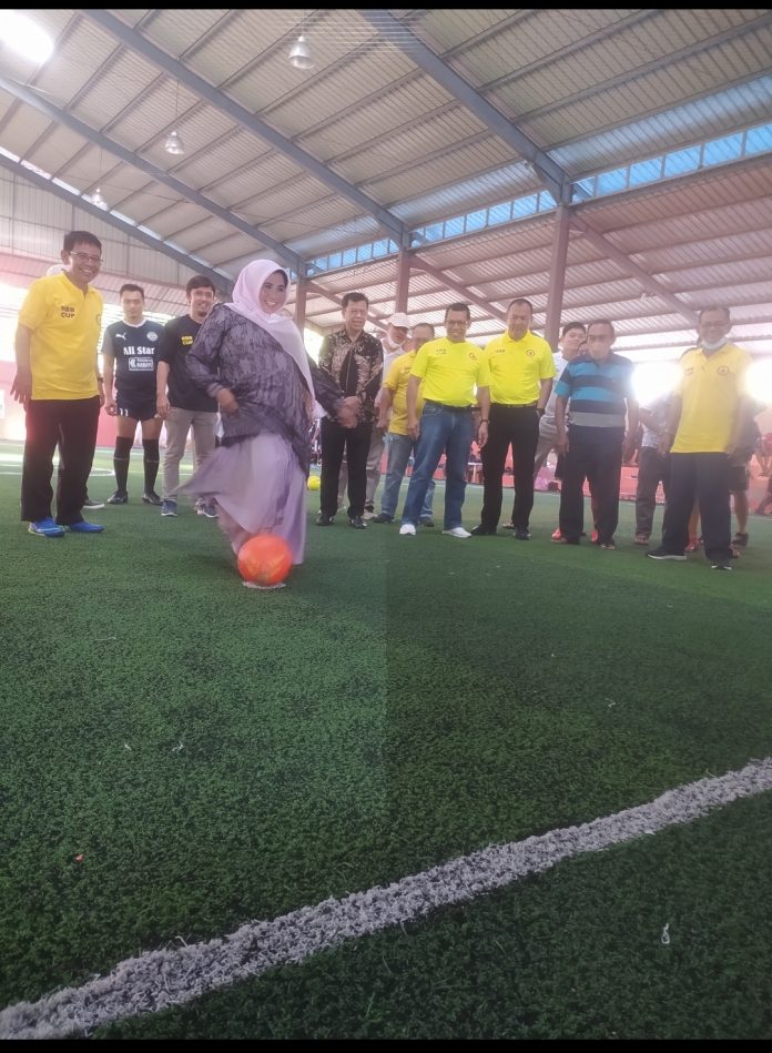 Wali Kota Tanjungpinang menendang bola pertama tanda dimulainya turnamen futsal RBB Tanjungpinang F, Rinto