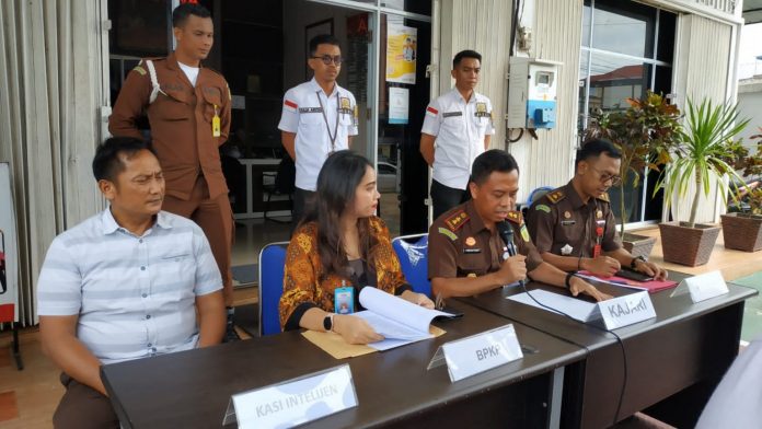 Kejaksaan Negeri Bintan menetapkan Kepala Dinas Perkim Kabupaten Bintan, Herry Wahyu bersama dua orang lainnya menjadi tersangka kasus dugaan korupsi pengadaan ganti rugi lahan Tempat Pembuangan Akhir (TPA) Tanjung Uban F,ist