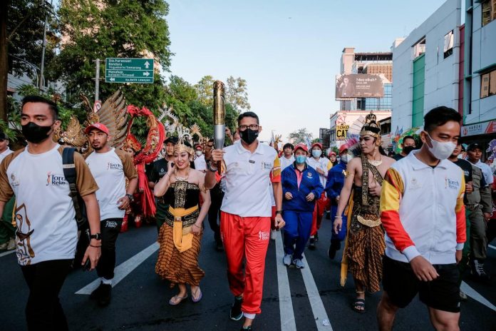 Menteri Pariwisata dan Ekonomi Kreatif/Kepala Badan Pariwisata dan Ekonomi Kreatif (Menparekraf/Kabaparekraf) Sandiaga Salahuddin Uno menghadiri rangkaian Torch Relay ASEAN Para Games Solo 2022 f,ist