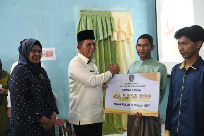 Gubernur Kepulauan Riau H. Ansar Ahmad kembali menyerahkan bantuan intensif untuk RT dan RW serta bantuan operasional posyandu untuk Kabupaten Kepulauan Anambas f,ist