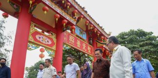 Bangun Jalan Menuju Vihara Untuk Mendongkrak Pariwisata Kepri Gubernur Kepri didampingi anggota DPRD Kepri Rudi Chua menjelaskan pembangunan jalan menuju Vihara untuk mendukung aksesibilitas wisatawan yang ingin berkunjung ke Vihara Dharma Sasana F,ist