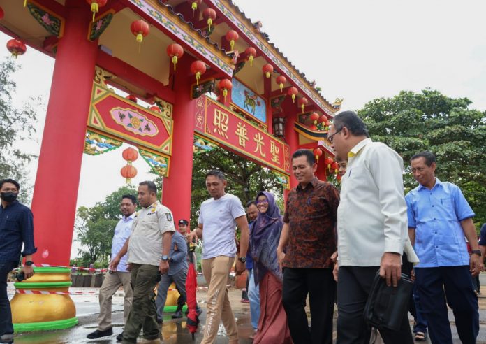 Gubernur Kepri didampingi anggota DPRD Kepri Rudi Chua menjelaskan pembangunan jalan menuju Vihara untuk mendukung aksesibilitas wisatawan yang ingin berkunjung ke Vihara Dharma Sasana F,ist