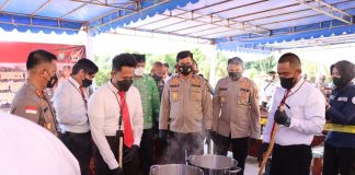 Musnahkan Kokain 48 Kilogram, Wakapolda Berterimakasih Kepada Warga Setempat yang Menemukan Kokain Wakapolda Kepri Brigjen Pol Drs. Rudi Pranoto memimpin langsung pemusnahan narkotika jenis kokan sebanyak 48 kilogram F,ist