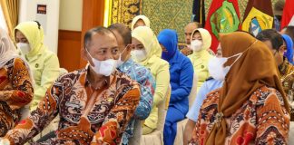 Peringatan Puncak Harganas ke 29 Tahun 2022 Sebagai Upaya Keluarga Bebas Stunting Sekretaris Daerah Provinsi Kepulauan Riau Adi Prihantara bersama Ketua TP-PKK Kepri Hj. Dewi Kumalasari Ansar saat mengikuti Harganas Ke- 29 secara virtual dari Gedung Daerah Provinsi Kepri, Tanjungpinang, Kamis (07/07), F,ist