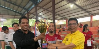Turnamen Futsal RBB Tanjungpinang Jadi Agenda Tahunan Ketua RBB Tanjungpinang, Antoni Simatupang saat menyerahkan piala bergilir F,ist