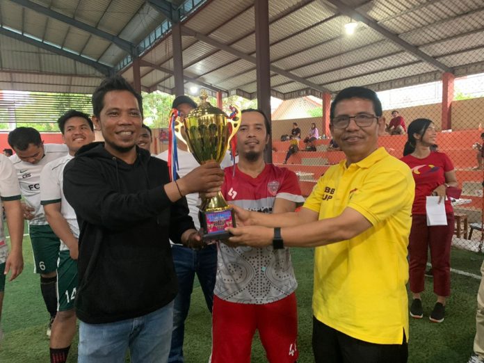 Ketua RBB Tanjungpinang, Antoni Simatupang saat menyerahkan piala bergilir F,ist