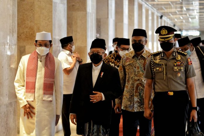 Imam Besar Masjid Istiqlal Nasaruddin Umar, Wakil Presiden KH Ma'ruf Amin, dan Pemimpin Redaksi Republika Irfan Junaidi berjalan menuju lokasi acara penyerahan Risalah untuk Indonesia Lestari di Masjid Istiqlal, Jumat (29/7/2022) F,ist
