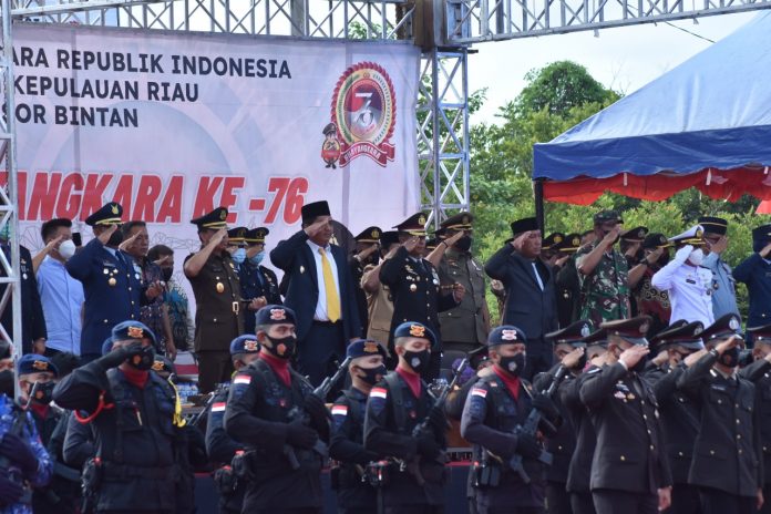 Polres Bintan menggelar Upacara hari Bhayangkara di halaman Mako Polres Bintan yang dipimpin langsung oleh Presiden Republik Indonesia Ir. Joko Widodo Selaku Inspektur yang dilaksanakan secara virtual, Selasa (5/7) F,ist
