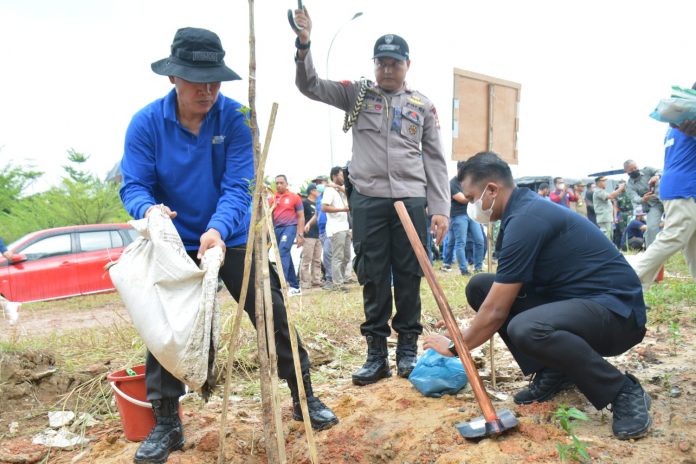 Penanaman pohon Jati Emas dilakukan di Taman Dang Anom Simpang Jam, Kota Batam, Rabu (24/8) F,ist
