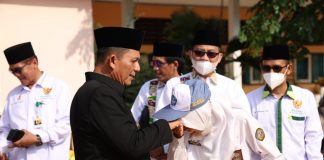 Gubernur Ansar Serahkan Bantuan Pendidikan di SMAN 1 Tanjungpinang menyerahkan bantuan pendidikan dan sembako untuk siswa dan siswi SMA dari BAZNAS Kepri F,ist