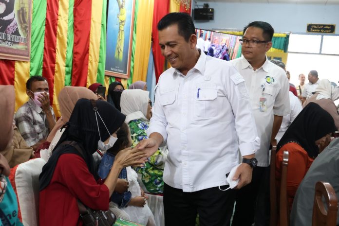 Gubernur Kepulauan Riau H. Ansar Ahmad meminta masyarakat Kota Tanjungpinang khususnya para pedagang di kawasan Anjung Cahaya untuk tidak lagi berpolemik perihal penataan kembali lokasi berjualan para pedagang tersebut F,ist