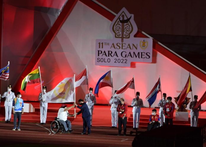 Pelaksanaan Asean Para Games Solo 2022 telah resmi berakhir. Indonesia sebagai tuan rumah dalam pesta olahraga difabel Asia Tenggara tahun ini kemudian menyerahkan estafet tuan rumah ke Kamboja yang akan menyelenggarakannya pada 2023 mendatang.(foto:bagus/kemenpora.go.id)