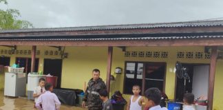 Babinsa Kijang Kota Koramil 02/0315 Tanjungpinang Berjibaku Evakuasi Seluruh Warga Terdampak Akibat Longsor dan Banjir . Babinsa Kijang Kota Koramil 02/0315 Tanjungpinang Serda Eko Sarjono berjibaku membantu mengevakuasi korban Banjir dan Tanah Longsor di Wilayah Binaannya, Selasa (02/8) F,ist