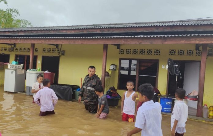 Babinsa Kijang Kota Koramil 02/0315 Tanjungpinang Serda Eko Sarjono berjibaku membantu mengevakuasi korban Banjir dan Tanah Longsor di Wilayah Binaannya, Selasa (02/8) F,ist