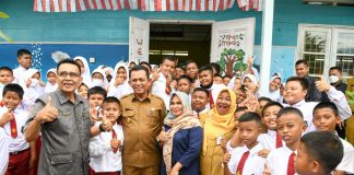 Kejar Target BIAN 2022, Gubernur Ansar Evaluasi Capaiannya di Karimun Gubernur Kepulauan Riau H. Ansar Ahmad hadir langsung di Karimun untuk mengevaluasi pelaksanaan Bulan Imunisasi Anak Nasional (BIAN) yang dilaksanakan di Aula SMKN 1 Karimun, Selasa, (30/08) F,ist