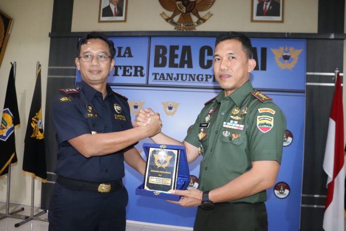 Komandan Kodim 0315/Tanjungpinang Kolonel Inf Tommy Anderson, M.PICT dan Para Pejabat Utama Kodim 0315/Tanjungpinang menghadiri undangan pembahasan tindaklanjut perjanjian kerjasama antara Bea Cukai dan TNI AD yang dilaksanakan di Aula KPPBC TMP B Tanjungpinang, Kamis (11/8) F,ist