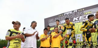 Balap Motor Piala Gubernur dan IMI Kepri Akan Digelar Tiap Tahun. Dianggap Mampu Tingkatkan Wisatawan ke Kepri Gubernur Kepulauan Riau Ansar Ahmad membuka ajang balapan road race kelas bebek 150 cc lokal Kepri di Sirkuit Non Permanen Dompak, Tanjungpinang, Minggu, (28/8) f,ist