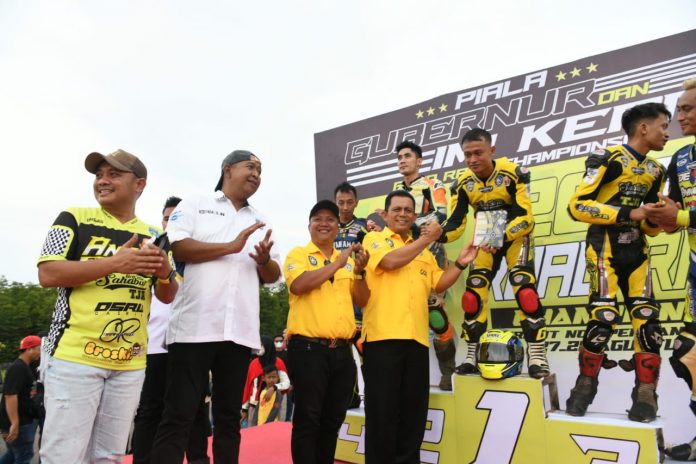 Gubernur Kepulauan Riau Ansar Ahmad membuka ajang balapan road race kelas bebek 150 cc lokal Kepri di Sirkuit Non Permanen Dompak, Tanjungpinang, Minggu, (28/8) f,ist