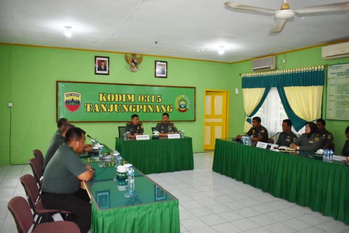 Tim Wasrik Itdam I/BB yang dipimpin oleh Kolonel Kav Zaini beserta empat anggota lainnya tiba di Ruang Rapat Makodim 0315/Tanjungpinang F,ist