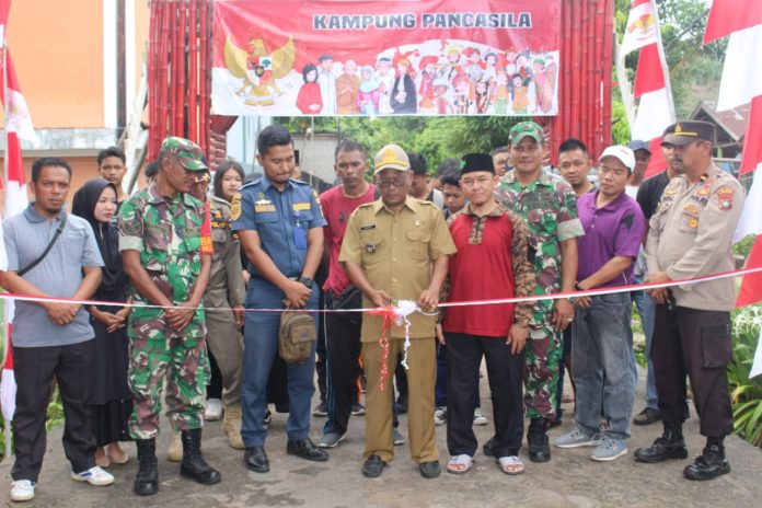 Koramil 06/Senayang Kodim 0315/Tanjungpinang bersama Perangkat Kelurahan Senayang dan Para Tokoh Agama, Tokoh Adat dan Tokoh Masyarakat dalam membentuk Kampung Pancasila di Kelurahan Senayang, Kabupaten Lingga, Sabtu (6/8) F,ist