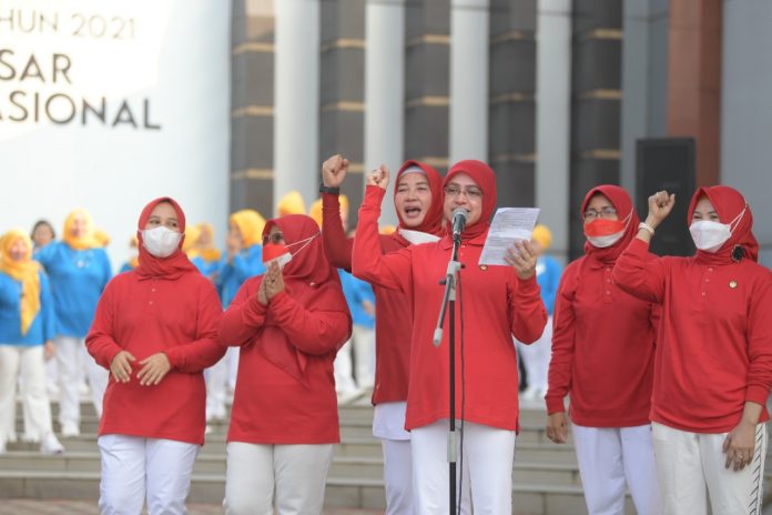 Dharma Wanita Persatuan Kementerian Pemuda dan Olahraga (DWP Kemenpora) bekerjasama dengan Pengurus Persatuan Olahraga Tradisional Indonesia (PORTINA) mengelar senam barsama di halaman kantor Kemenpora, Jumat (12/8).(foto:raiky/kemenpora.go.id)