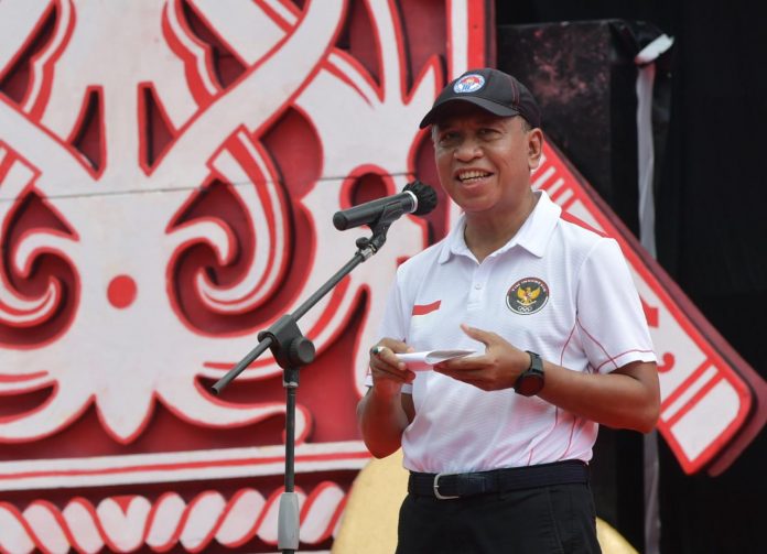 Menpora menginisiasi kembali untuk melakukan senam bagi para pelajar dan bisa diikuti oleh umum F,ist