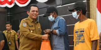 Gubernur Ansar Serahkan Bansos dan Bantuan Pertanian Kepada Masyarakat Karimun Gubernur Kepulauan Riau H. Ansar Ahmad menyerahkan Bantuan Kesejahteraan Sosial berupa Paket Sembako dan Bantuan Pengembangan Ekonomi Masyarakat dalam bentuk bantuan sosial Usaha Ekonomi Produktif (UEP) di Gedung Nasional, Karimun, Selasa, (30/8) F,ist