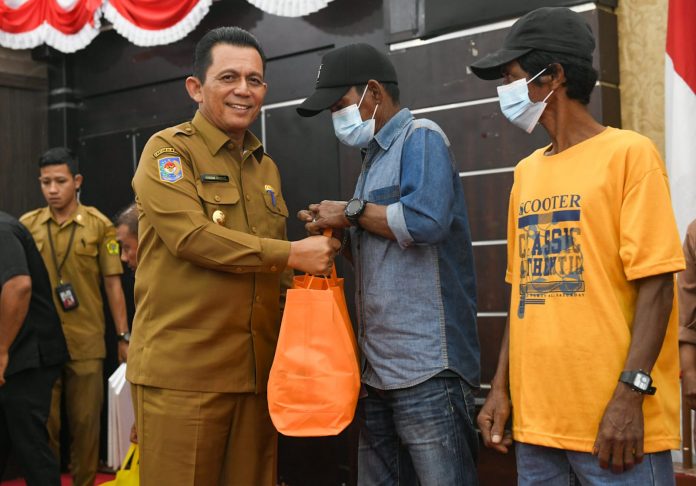 Gubernur Kepulauan Riau H. Ansar Ahmad menyerahkan Bantuan Kesejahteraan Sosial berupa Paket Sembako dan Bantuan Pengembangan Ekonomi Masyarakat dalam bentuk bantuan sosial Usaha Ekonomi Produktif (UEP) di Gedung Nasional, Karimun, Selasa, (30/8) F,ist