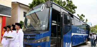 Pemprov Kepri Serahkan Bantuan Bus Untuk SMKN 6 Batam Pemerintah Provinsi Kepri menyerahkan bantuan 2 unit bus untuk transportasi dan juga praktek siswa F, ist